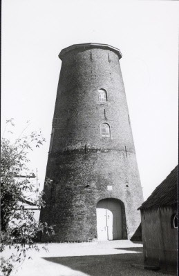 Kale molenromp van Molen De Hoop in Lienden na de ontmanteling