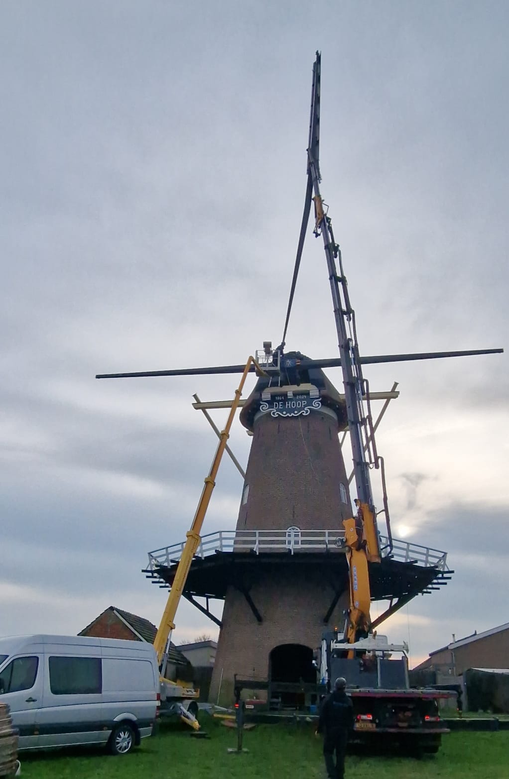 Het steken van de roeden bij Molen De Hoop op 22 december 2025
