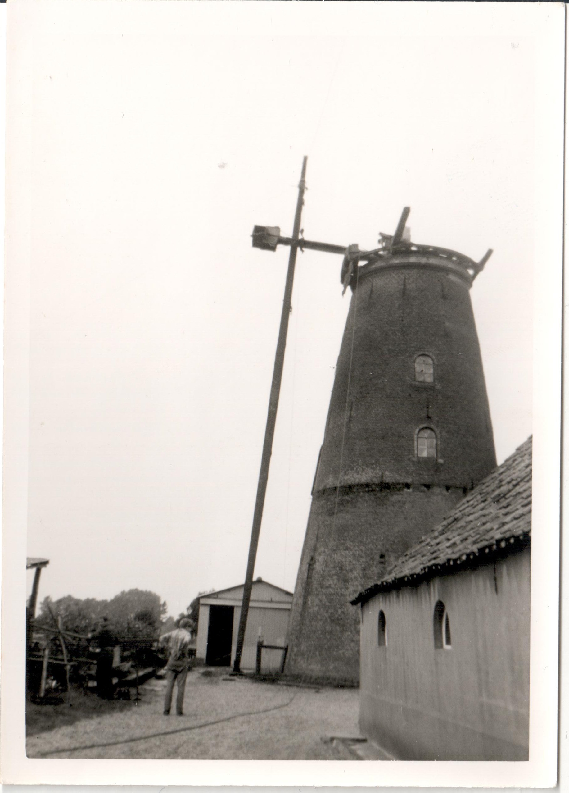 Ontmanteling van Molen De Hoop in de jaren zestig, met verwijdering van kap en wieken